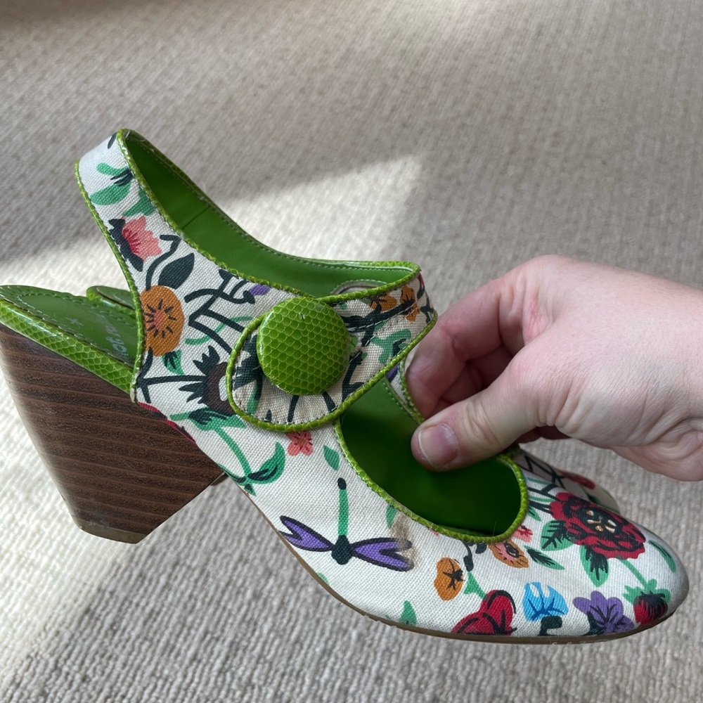 Floral Mary Jane Shoes with Green Interior. Not rated. 7.5. Adorable cloth shoes - Picture 2 of 10